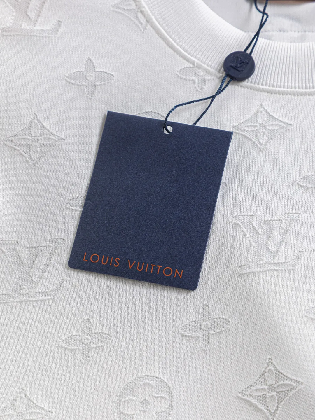 🅿️200 Louis Vuitton 1V Lujia LV slightly wide version S-XL lv 26SS LV new product counter catwalk model, full body cut burnt letter logo heavy craftsmanship, same style for men and women! Short-sleeves are not the same as the general public, but must be unique and eye-catching. This LV short-sleeves is all about quality, comfort, consistent style, fashion, including fabrics and cutting techniques, all of which have been made with great effort! 320 grams of washed pure cotton fabric, pure cotton is breathable, very refreshing and comfortable for daily wear. The rib knitting on the neckline is smooth and tight, and the neckline will not be skewed if you toss it at will. The loose version, you will find that it looks really good on the upper body. The overall is minimalist and neat, super versatile for daily use! Pair it casually with a pair of pants for a youthful look. A T-shirt will make your outfit crazy. It is a fashionable item that can never go wrong! Color: Black White Blue Size: S-XL Size chart: S: Shoulder width 50-Bust 56-Length 70 M: Shoulder width 52-Bust 57-Length 72 L: Shoulder width 54-Bust 59-Length 74 XL: Shoulder width 56-Bust 62-Length 76